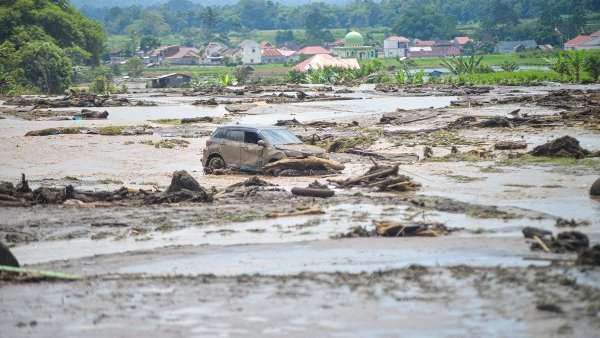 Zeci de victime în Indonezia, din cauza unor scurgeri de lavă rece provocate de inundații-record | VIDEO