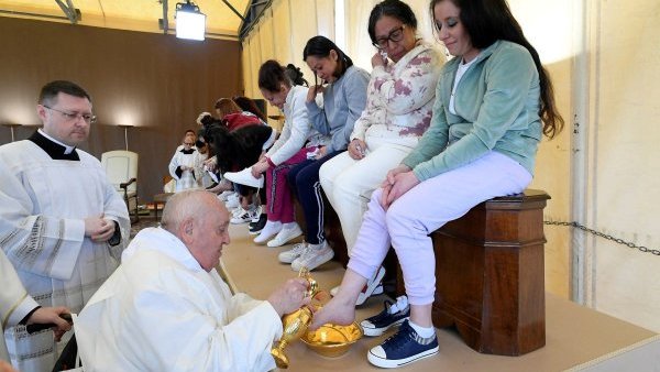 Papa Francisc a spălat picioarele unor deținute dintr-o închisoare din Roma, în Joia Mare