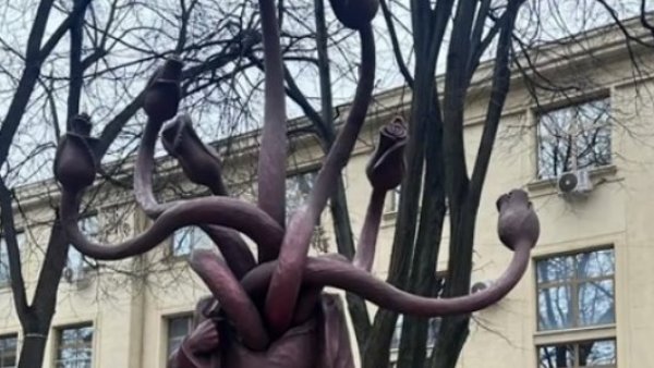 Sculptura "Hidra", adjudecată la 10.000 de euro