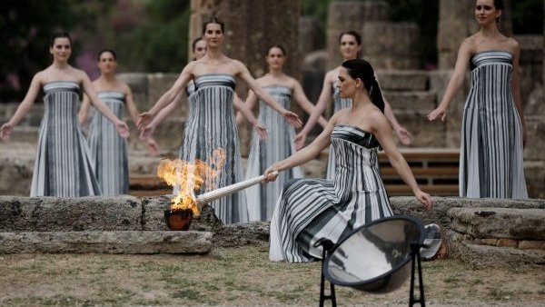 ATENA: A fost aprinsă Flacăra Olimpică | VIDEO