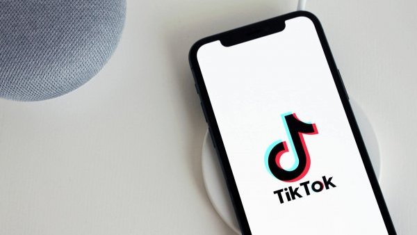 UE cere informații despre riscurile TikTok Lite, aplicația care își plătește utilizatorii pentru a viziona videoclipuri