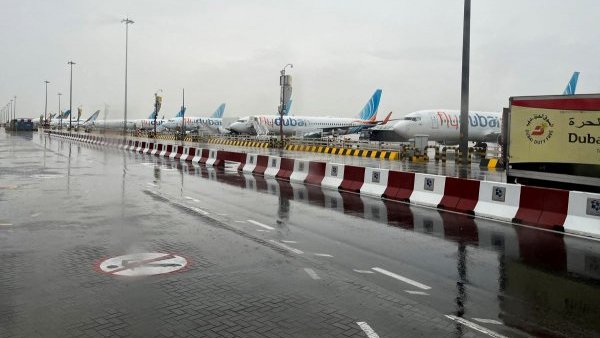MAE: Cetățeni români, blocați pe aeroportul din Dubai după inundațiile severe