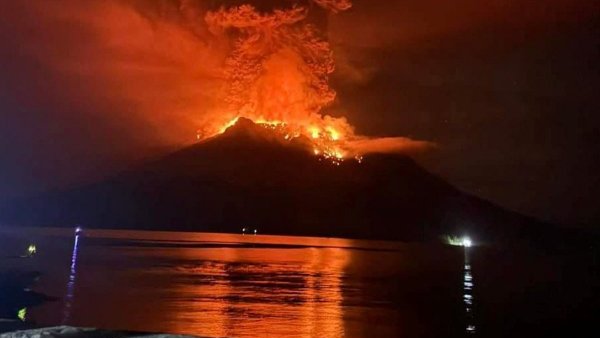 Un aeroport închis și sute de persoane evacuate în Indonezia, după erupția unui vulcan