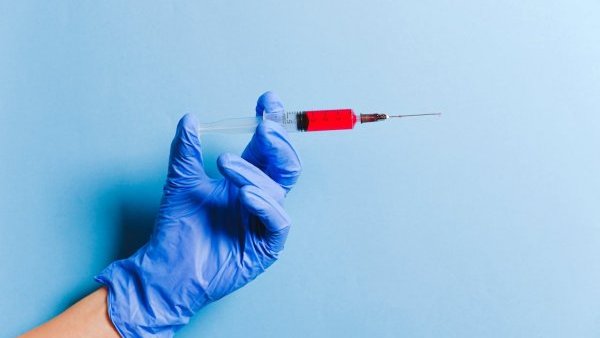 Primul vaccin „personalizat” împotriva cancerului de piele, testat în Marea Britanie