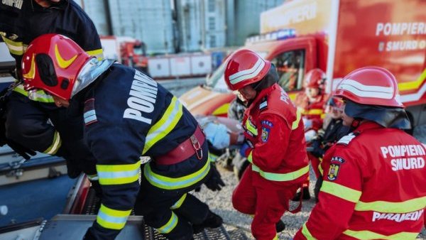 NEAMȚ: Autoturism cuprins de flăcări după ce a intrat într-un buldoexcavator