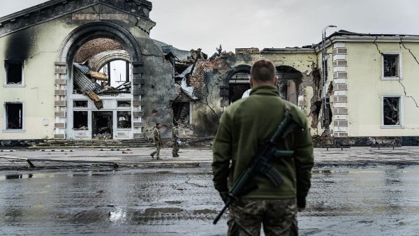 Trupele ucrainene, în retragere pe frontul estic
