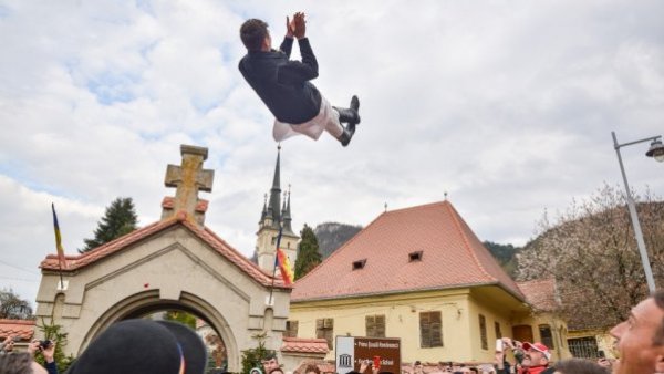 Junii Brașovului se pregătesc de Parada din Duminica Tomii